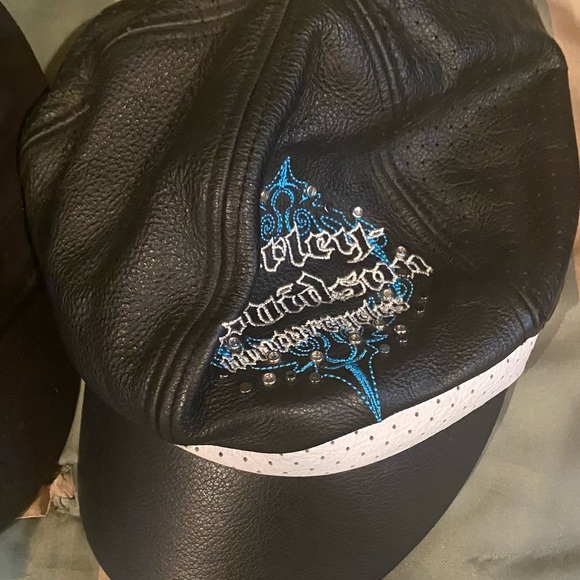 A lot of 3 HD hats and boot strap. Hardly worn. Bling. Harley Davidson - Picture 4 of 7